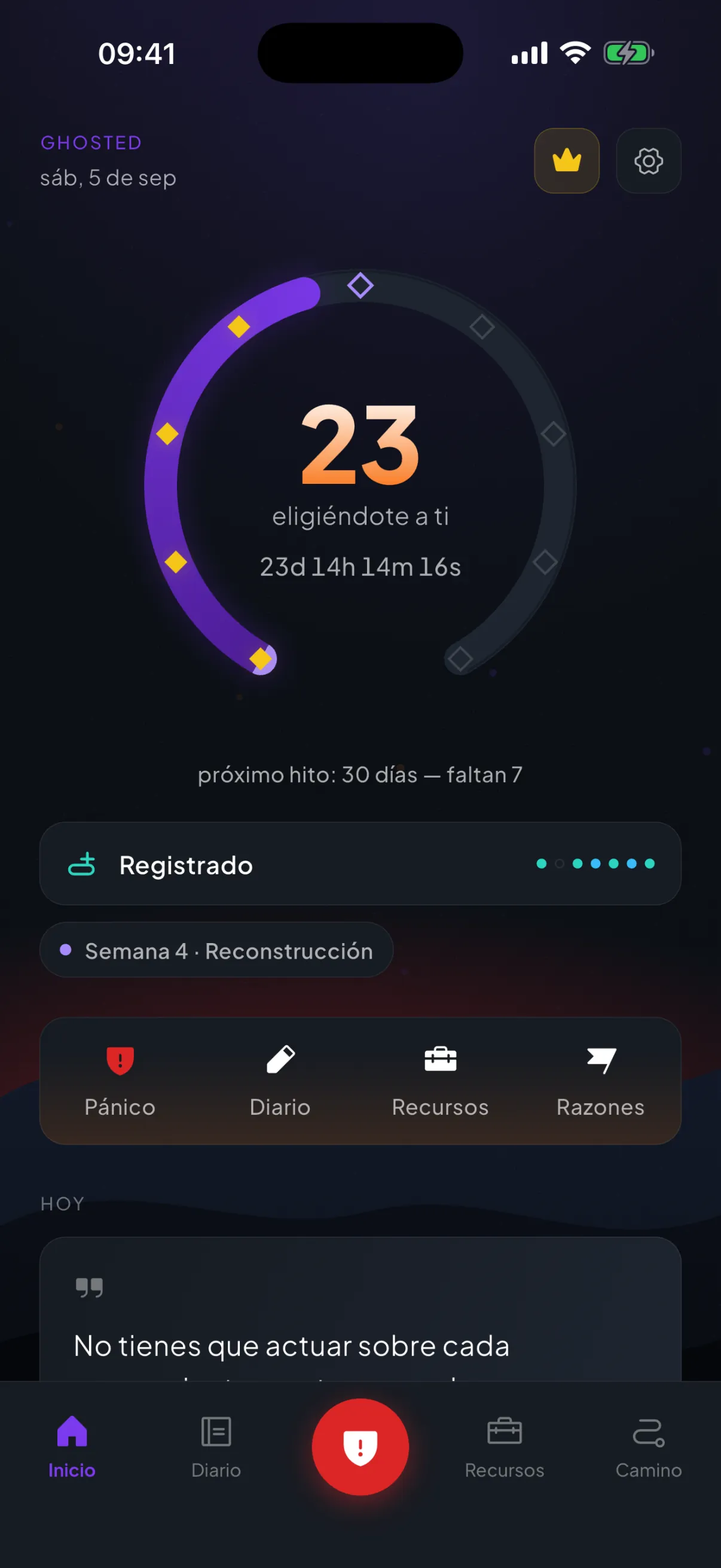 La pantalla de inicio de Ghosted de noche: un anillo violeta con gemas doradas de hitos alrededor de un día 23 que brilla, un contador en directo debajo, una fila de ánimo ya registrada y un horizonte de brasas al fondo, detrás de la fila Pánico, Diario, Recursos y Razones.