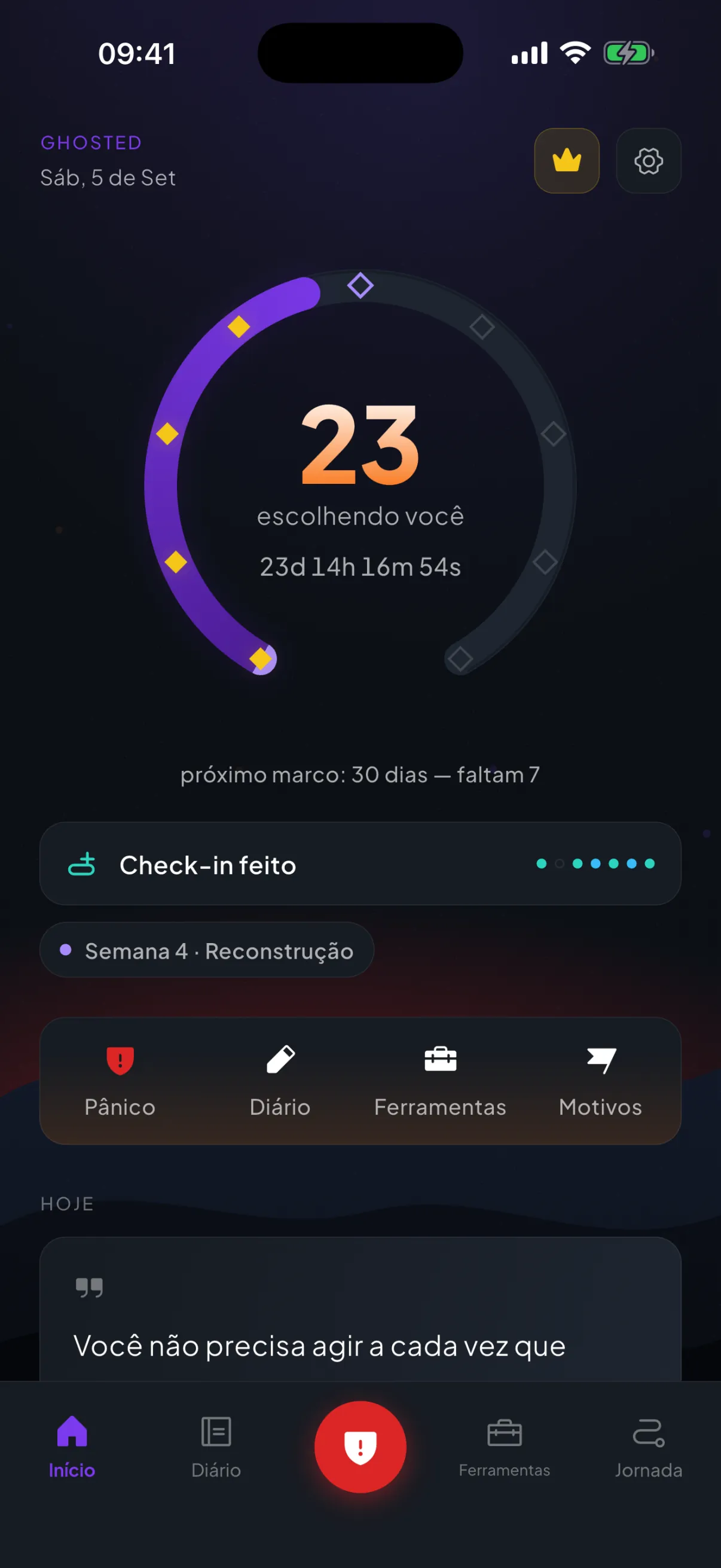 A tela inicial do Ghosted à noite: um anel violeta com gemas douradas de marcos em volta de um dia 23 brilhante, um contador ao vivo embaixo, uma linha de humor com check-in feito e um horizonte em brasa baixo, atrás da fileira Pânico, Diário, Ferramentas e Motivos.